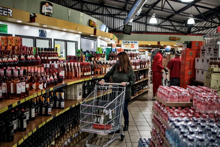 Sudáfrica reiteró que la venta y exportación de alcohol está prohibida debido a un nuevo toque de queda por el incremento de infecciones de Covid-19. Foto Afp