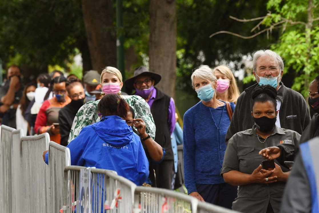 Personas hacen fila para ver los restos de Desmond Tutu en la catedral de San Jorge, en Ciudad del Cabo, Sudáfrica, el 30 de diciembre de 2021. Foto Afp 