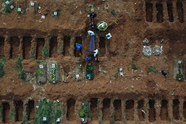 Vista aérea del cementerio de Vila Formosa, a las afueras de Sao Paulo, en Brasil, donde se han enterrado víctimas del coronavirus. Foto Afp