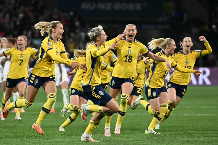 La selección de Suecia festeja su pase a cuartos de final del Mundial de Futbol Femenil; se impusieron 5-4 a EU en penales. Foto Afp