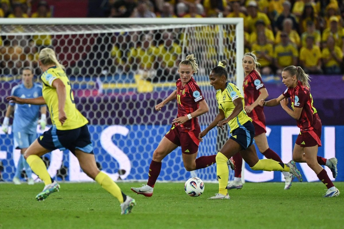 La delantera alemana (11), Lea Schueller, y la centrocampista sueca (7), Madelen Janogy, disputan el balón durante el partido del Grupo C de la Eurocopa Femenina de la UEFA 2025 entre Suecia y Alemania, en el Estadio Letzigrund de Zúrich, el 12 de julio de 2025.