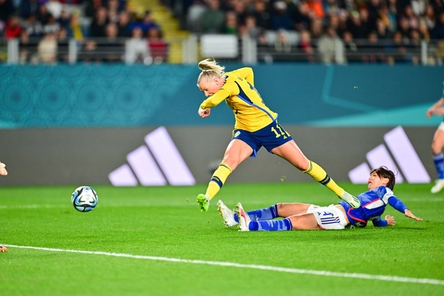 Stina Blackstenius, de Suecia, dispara durante el partido de cuartos de final entre Japón y Suecia en la Copa Mundial femenil, el 11 de agosto de 2023. Foto Xinhua
