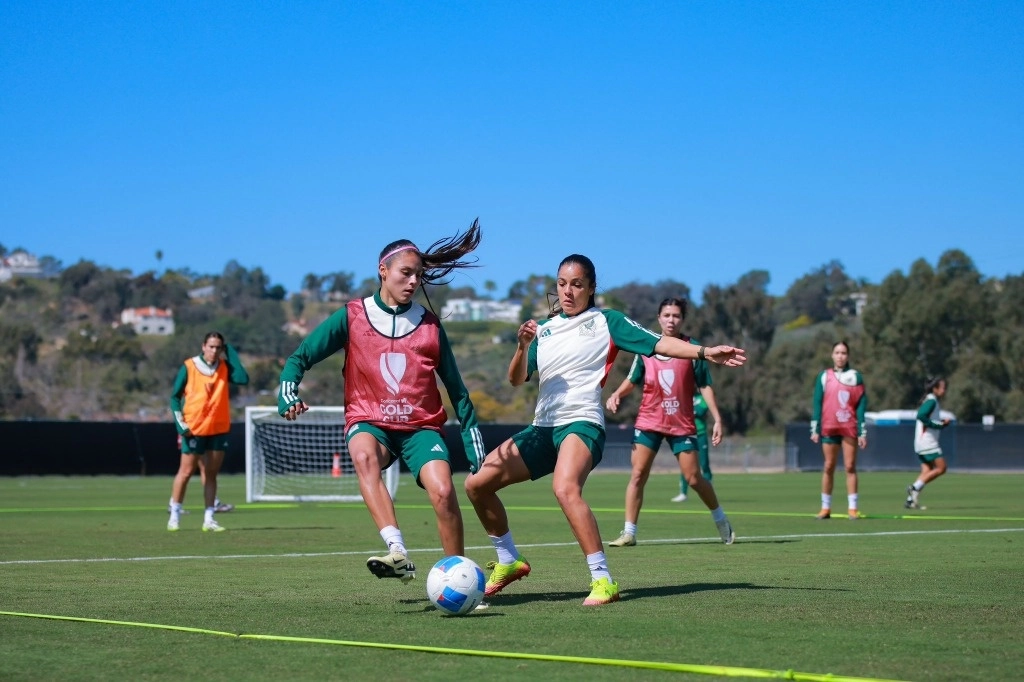 Al finalizar la sesión, los legisladores le desearon “el mejor de los éxitos” a la selección femenil de futbol, que hoy enfrenta a Brasil por el pase a la final en la Copa Oro W. Foto @miseleccionfem