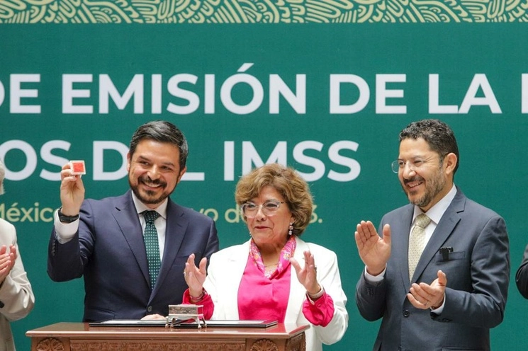 El director general del IMSS, Zoé Robledo; la titular de Correos de México, Rocío Bárcena; y el secretario del Gobierno capitalino, Martí Batres, durante la cancelación del timbre postal alusivo a los 80 Años del instituto, realizada en el Palacio Postal, en el Centro Histórico de la Ciudad de México, el 30 de mayo de 2023. Foto Pablo Ramos