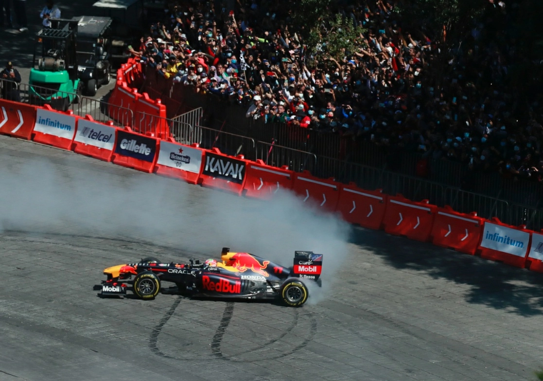 Los fanáticos de la F1 se regocijaron ayer con la presencia del mexicano, quien correspondió con espectaculares arrancadas. Foto Víctor Camacho