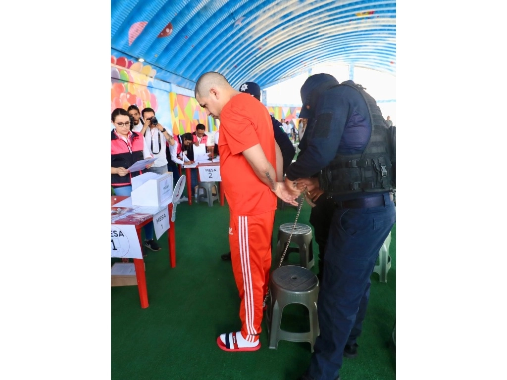 En el Centro Penitenciario de Tlalnepantla votaron ayer más de 800 internos de manera anticipada para los comicios del 2 de junio, ya que conservan sus derechos políticos por no haber sido sentenciados. Para el ejercicio les fueron retiradas las esposas. Foto Luis Castillo