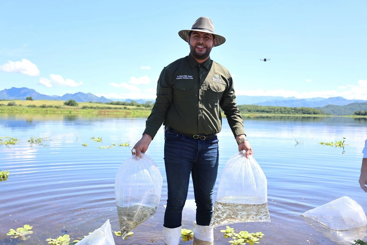 Richard Millán Vázquez, alcalde de Elota, Sinaloa, fue atacado a balazos este miércoles en la carretera Mazatlán-Culiacán; resultó ileso. Foto 