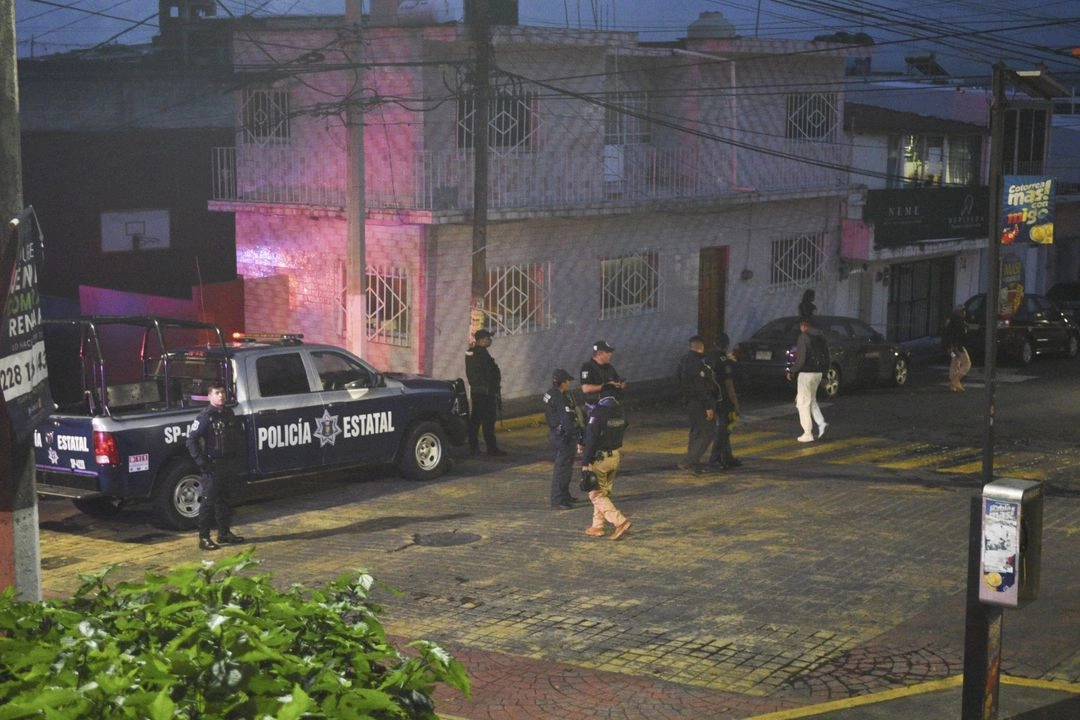 Los primeros reportes indican que el funcionario de aproximadamente 50 años viajaba a bordo de una camioneta sobre la carretera Veracruz-Xalapa cuando fue atacado por hombres armados.

