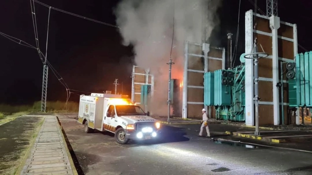 Cuerpos de Protección Civil y Bomberos acudieron al sitio del siniestro al sur de Tapachula, para sofocar las llamas. Foto: cortesía para La Jornada 

