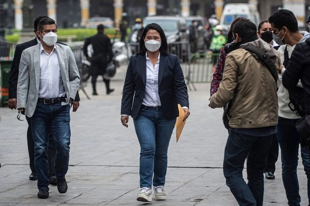 La candidata Keiko Fujimori (c) a su llegada a la Corte Nacional en Lima, Perú. Foto Afp
