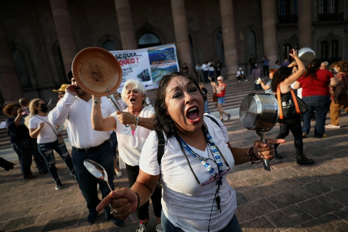 Madres de familia y habitantes de la zona metropolitana de Monterrey, Nuevo León, protestaron ayer con cacerolas y pancartas en la Macroplaza, frente al palacio de gobierno, por los cortes al suministro de agua en domicilios y negocios. Foto Antonio Ojeda