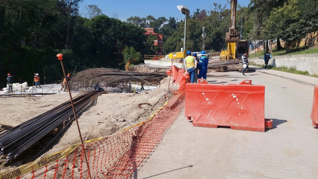 La SICT detalló que en el interior del Campo Militar 1 F, trabajadores realizaban labores en una columna de 6 por 6 metros, cuando presuntamente falló un tensor de alambrón, lo cual provocó su caída desde una altura de tres metros. Foto tomada de la cuenta de Twitter @lialimon