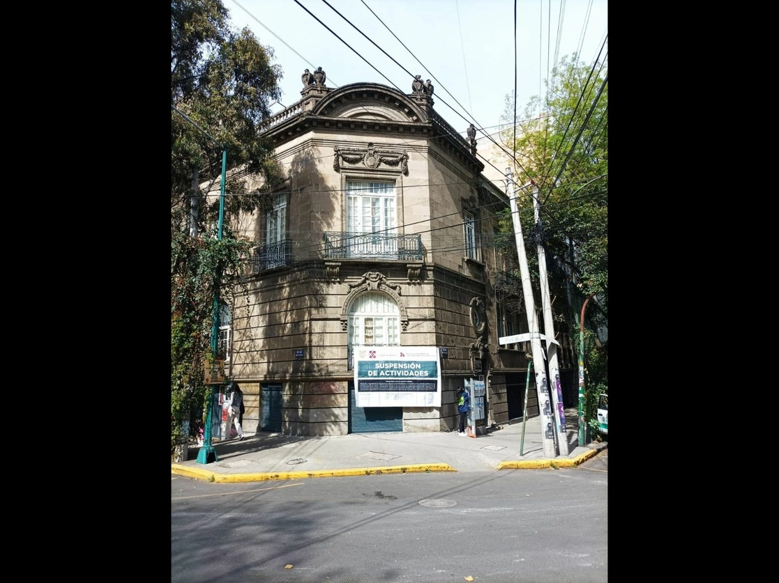 El edificio ubicado en Córdoba 27, colonia Roma, alcaldía Cuauhtémoc, es uno de los seis inmuebles catalogados por su valor histórico que han sido intervenidos sin el aval del Inbal ni de la Seduvi. Foto La Jornada