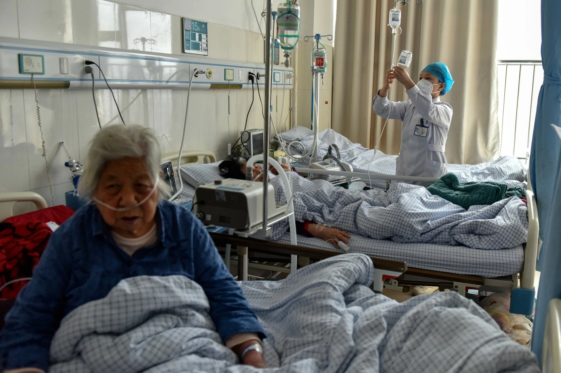 Ancianos contagiados de SARS-CoV-2 reciben fármacos por goteo intravenoso en la sala de emergencias de un hospital en Fuyang, en el centro de China, el pasado 4 de enero de 2023. Foto Ap