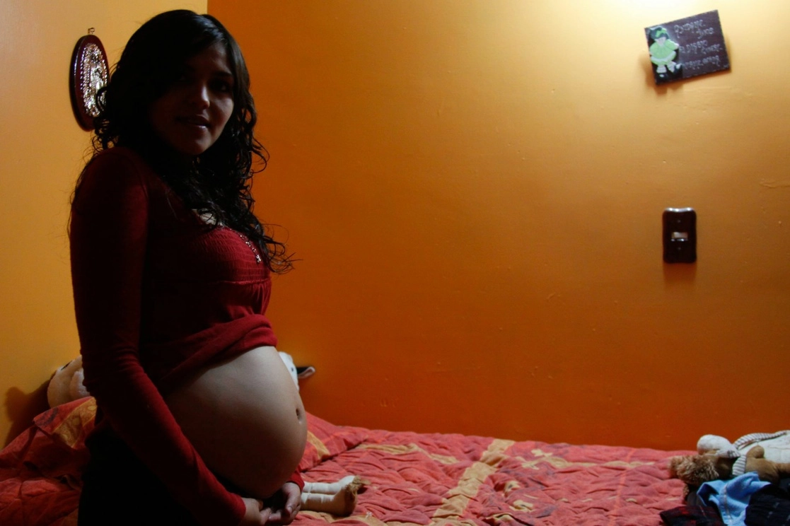 Cada día, mil niñas y adolescentes en México se convierten en madres, lo que impacta su calidad de vida y sus oportunidades educativas y económicas. Foto Roberto García Ortiz / Archivo
