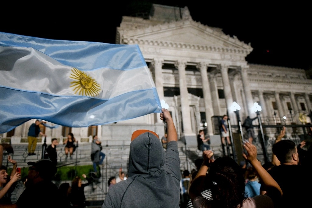 Manifestantes protestan este jueves afuera del Congreso Nacional, en Buenos Aires, Argentina, contra las nuevas medidas económicas anunciadas por el presidente Javier Milei. Foto Ap