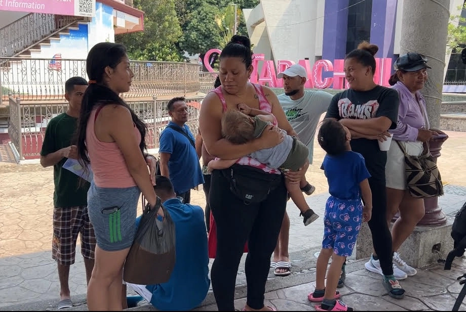 Mujeres migrantes están en situación de calle en Tapachula, Chiapas, ante la falta de empleos y respuesta a sus trámites migratorios. Foto Edgar H. Clemente
