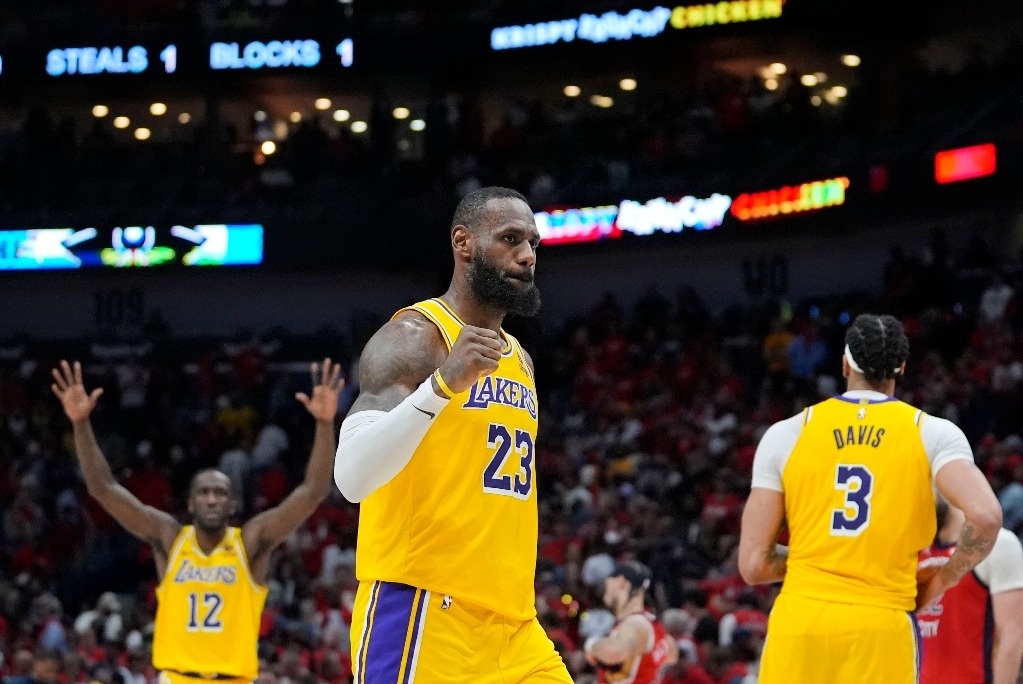 Suffering, Lakers get their ticket to the NBA playoffs