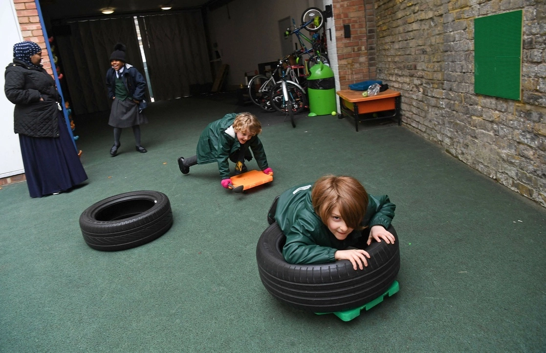 Niños en una escuela de Londres, Inglaterra en imagen de archivo. Foto Afp