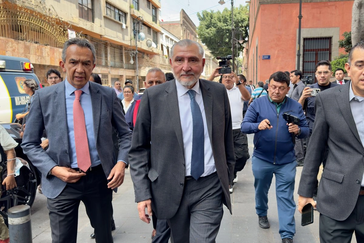 El senador Adán Augusto López, a su llegada a la plenaria de Morena, en la sede antigua del Senado en Xicotencatl. Foto 