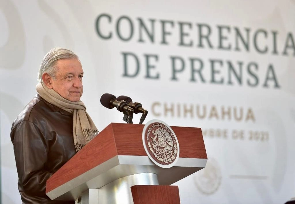 El presidente López Obrador llamó hoy a los periodistas a no quedarse sólo en la denuncia pública, sino llevarlo a la fiscalía. Foto Jesúes Estrada