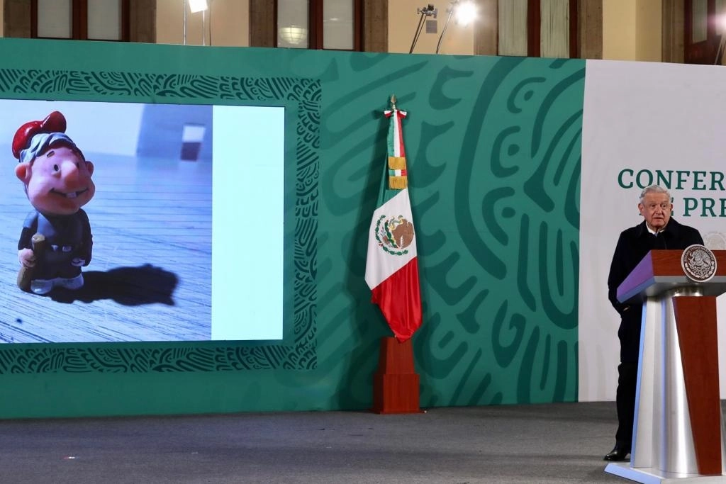 El presidente Andrés Manuel López Obrador muestra muñecos alusivos a las festividades decembrinas caracterizados con su imagen, durante su conferencia matutina realizada en Palacio Nacional, en la Ciudad de México, el 22 de diciembre del 2021. Foto Roberto García Ortiz 