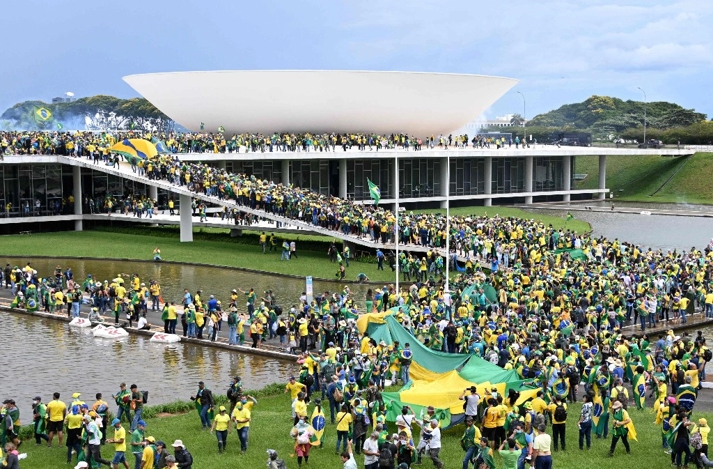Los partidarios del ex presidente brasileño, Jair Bolsonaro, realizan una manifestación en la Explanada dos Ministerios en Brasilia, el 8 de enero de 2023. Foto Afp