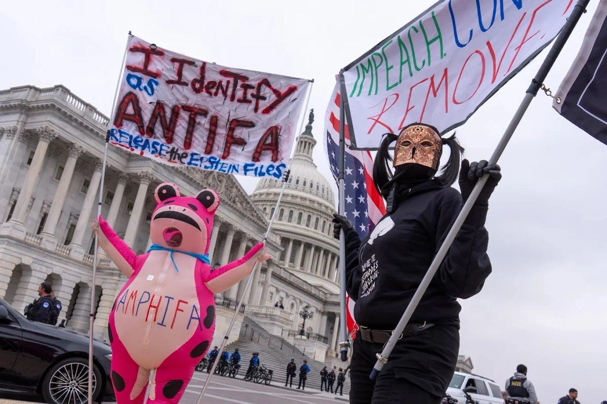 Activistas protestaron frente al Capitolio, en Washington, contra la política del jefe de la Casa Blanca que estigmatiza a críticos. 