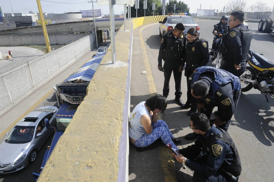El gobierno de México es pionero a nivel regional en el diseño y aplicación del Programa Nacional de Prevención del Suicidio: Ssa. En la imagen, elementos policiacos intervienen para evitar que una joven se quitara la vida. Foto Cuartoscuro / Archivo 