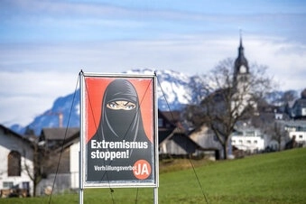 Un póster que apoya la iniciativa para prohibir que la gente se cubra el rostro, en la villa Buochs, Suiza. Foto Keystone vía AP