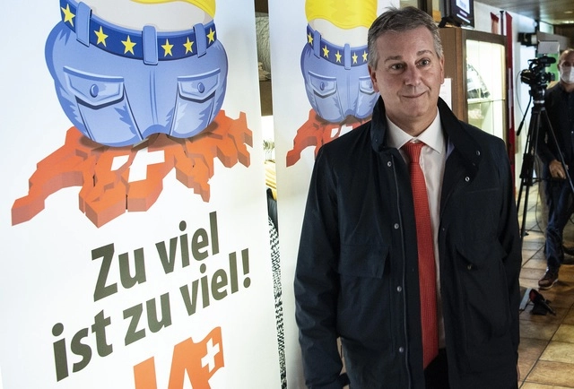 Marco Chiesa, presidente de laUnión Democrática del Centro, mismo que planteó la iniciativa para limitar la inmigración de ciudadanos de la UE a Suiza. Foto Ap