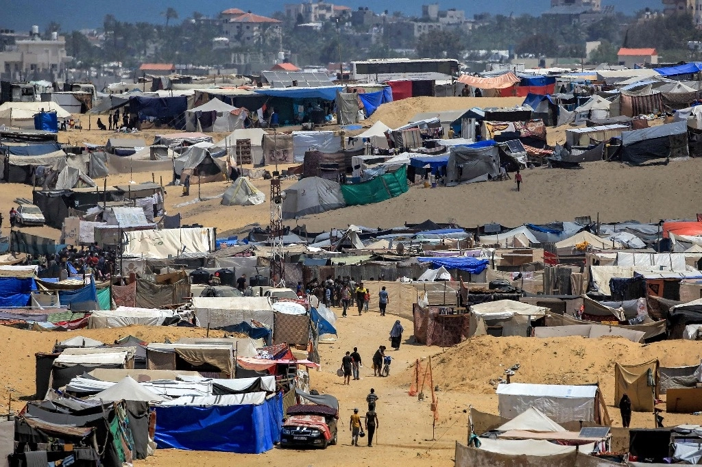 Riendas de campaña que albergan a los palestinos desplazados en Rafah, en el sur de la Franja de Gaza, el 4 de junio de 2024. Foto Afp