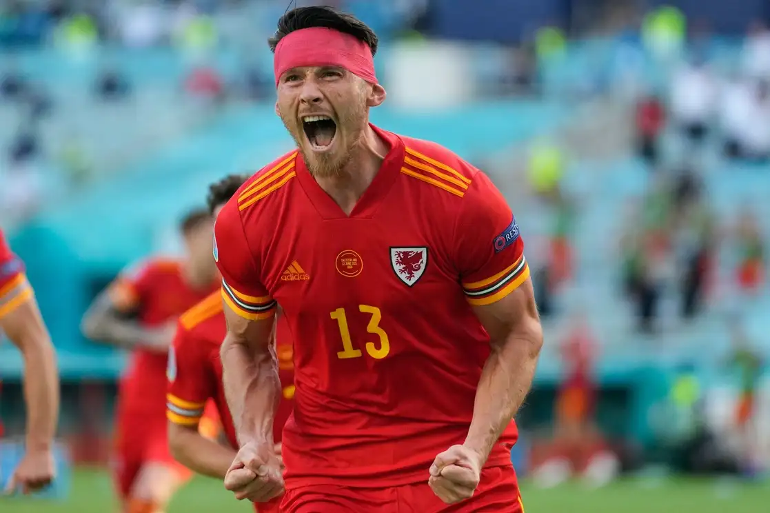 El jugador de Gales, Kieffer Moore, celebra su gol ante la selección de Suiza. Foto Afp