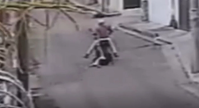 Una mujer fue arrastrada unos metros por un sujeto que intentó robarle el bolso, en la colonia Bellavista, Campeche, el 21 de abril de 2021. Imagen tomada del video de La Jornada