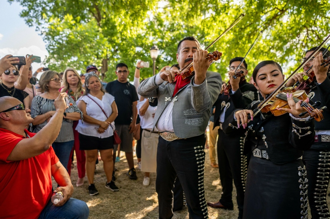 Varios grupos de mariachis tocaron y presentaron ayer sus respetos en el monumento a las víctimas del tiroteo en la primaria Robb, en Uvalde, Texas. Foto Afp