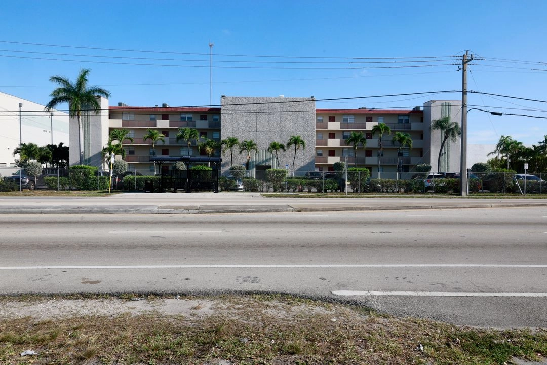 Edificio de departamentos donde ocurrió el tiroteo en el que fueron asesinados tres menores y una mujer en Pembroke Park, Florida, el 27 de marzo de 2025. Foto South Florida Sun-Sentinel vía AP 