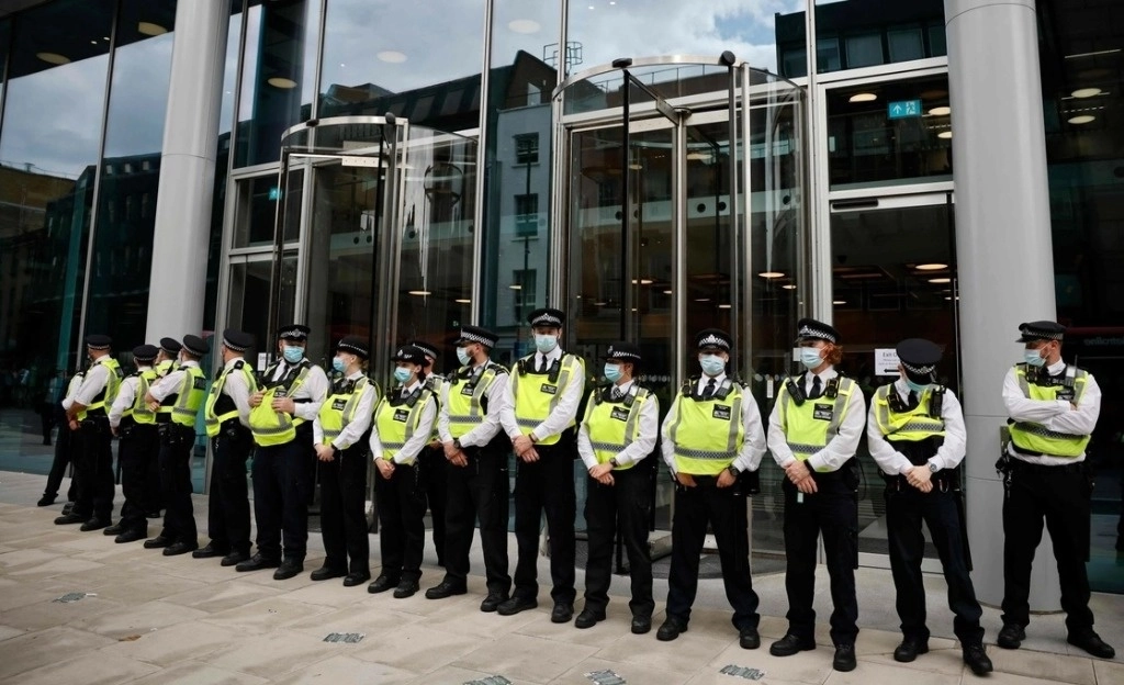 El ataque con ácido en contra dos jóvenes de 14 y 16 ocurrió afuera de una escuela de Londres. Foto Afp / Archivo