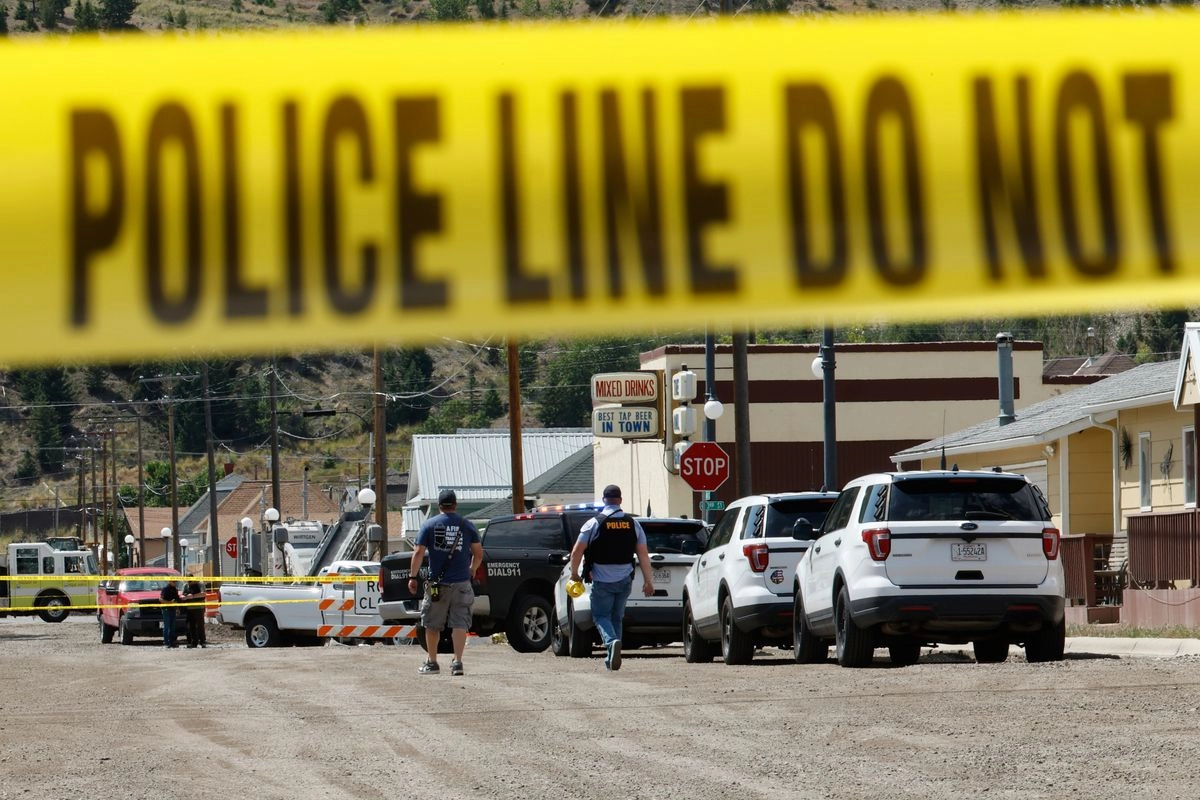 Policías y personal de emergencias acuden en Anaconda, Montana, a la zona donde un sujeto disparó en contra de varias personas al interior de un negocio, el 1° de agosto de 2025. Foto 