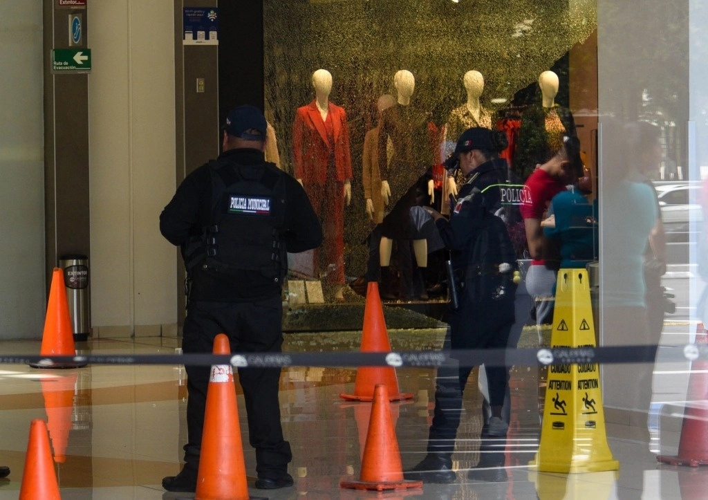 Policías desalojaron la plaza Galerías Toluca para iniciar las investigaciones. Foto Crisanta Espinosa/ Cuartoscuro/ La Jornada