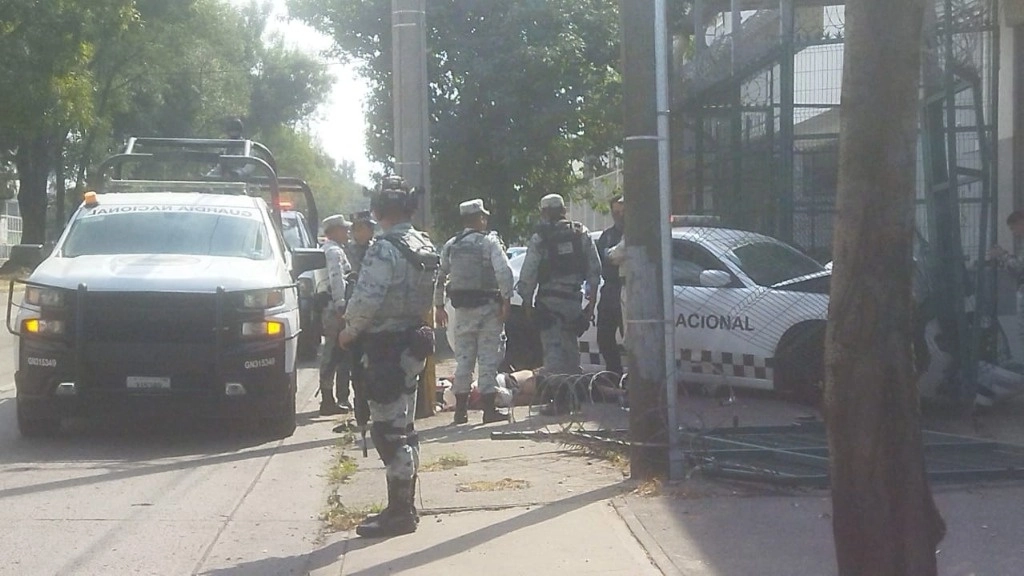 Con el propósito de huír, el hombre que intentó secuestrar un vuelo, provocó un accidente de la patrulla donde era trasladado. Foto Difundida en redes sociales 