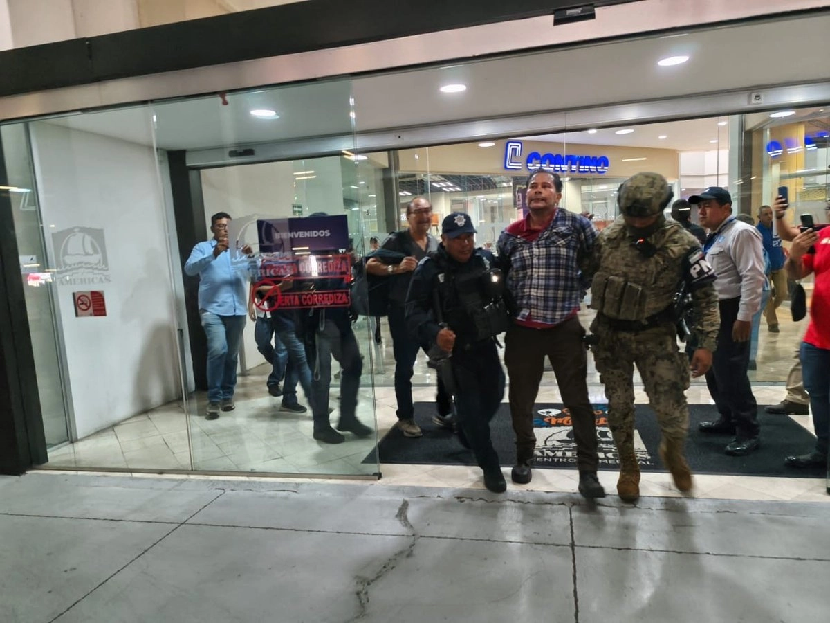 Esposan a sujeto que se atrincheró en una sucursal bancaria, luego que argumentó que lo venían persiguiendo. Foto