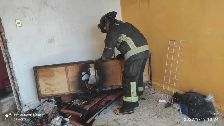 Bomberos acudieron a combatir el incendio registrado en un edificio localizado entre las calles de República de Cuba y República Chile en el Centro Histórico, el 13 de septiembre de 2023. Foto tomada de X @Bomberos_CDMX

