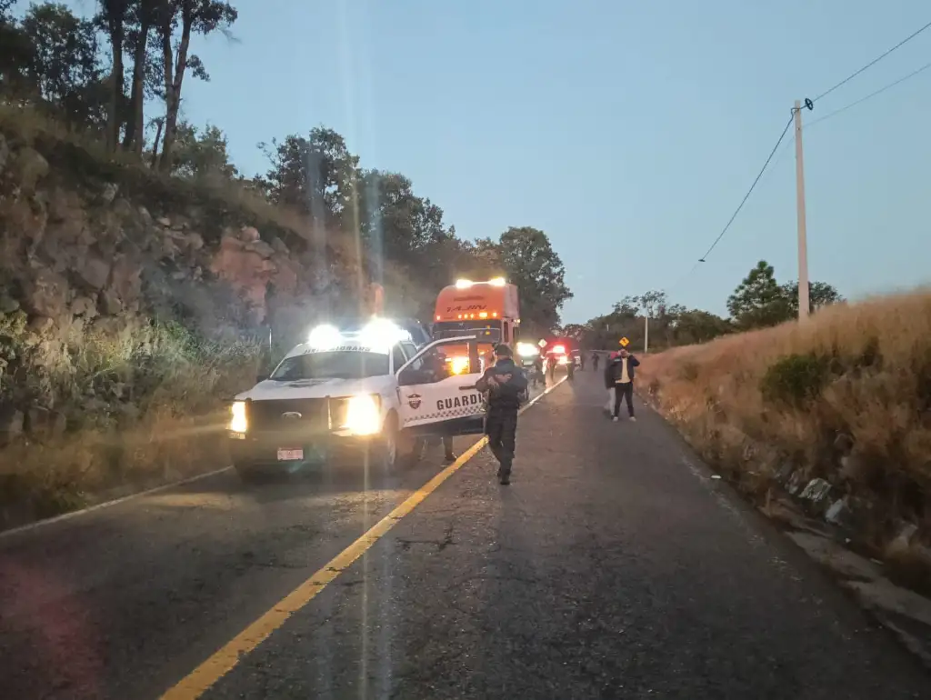Las agresiones ocurrieron después de las 2 de la mañana, después de controlar el incendio de las unidades fue liberada la vía. Foto 'La Jornada'