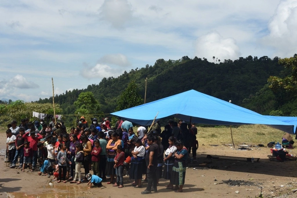 Grupo de personas originarias de la comunidad de Santa Martha del municipio de Chenaló, Chiapas, desplazadas por la violencia. Foto Cuartoscuro / Archivo