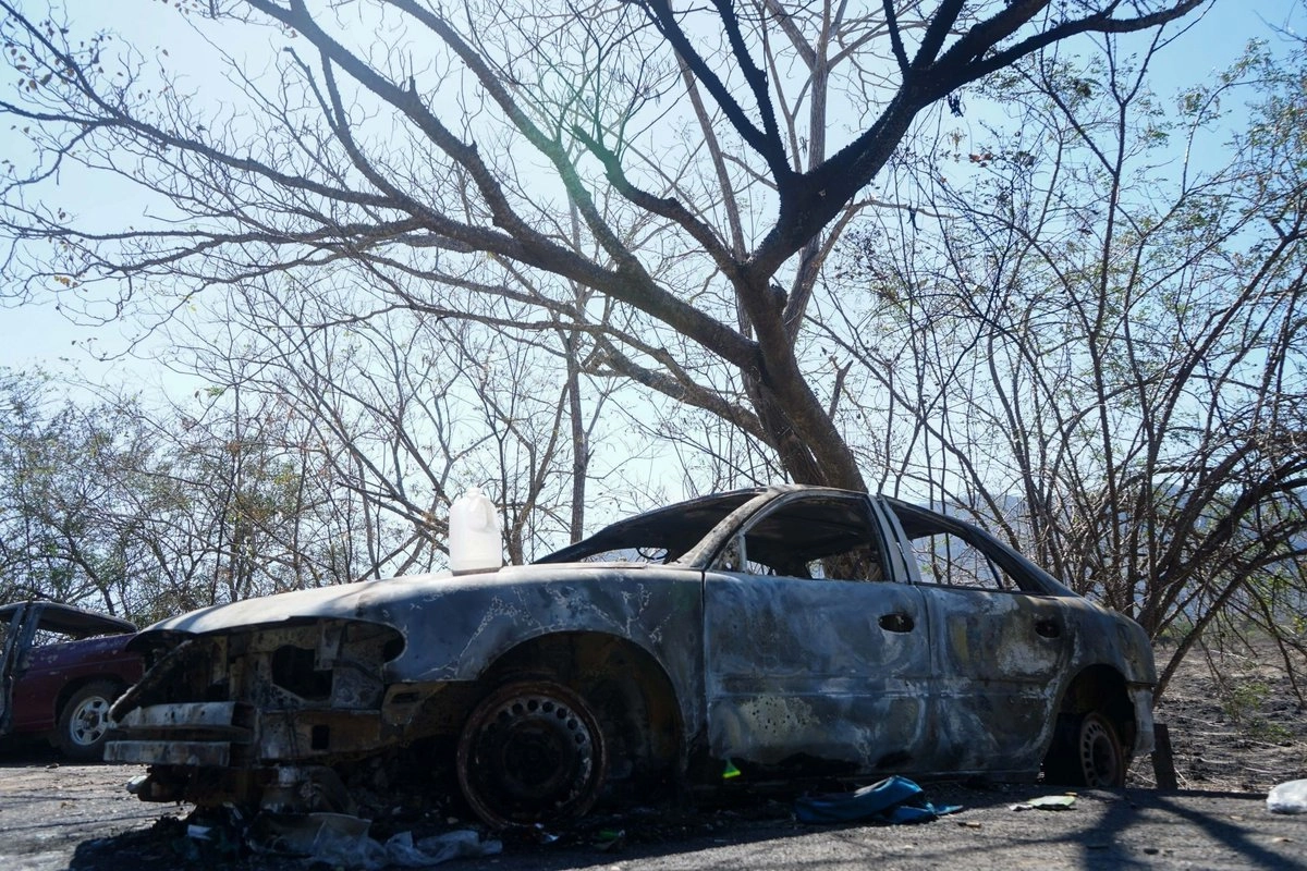 Elementos de la Guardia Civil y policías municipales de Quiroga y Tzintzuntzan, Michoacán, encontraron un vehículo incendiado sobre la carretera Pátzcuaro-Tzintzuntzan, en las inmediaciones de la localidad de Bonilla. Foto 