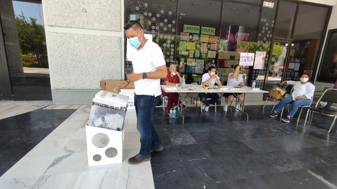Un ciudadano deposita su voto en un centro de votación cercano al Palacio de Gobierno de Ciudad Victoria, Tamaulipas. Foto Martín Sanchez Treviño 
