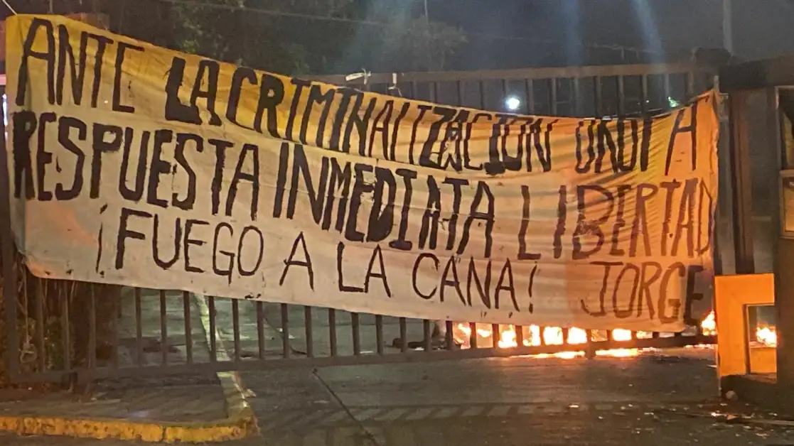 La UNAM condenó los “hechos vandálicos, el daño al patrimonio universitario y el robo al personal universitario, pues una protesta no puede ser justificación para realizar actos propios de organizaciones criminales que en el fondo pretenden desestabilizar a la Universidad”. Foto cortesía UNAM