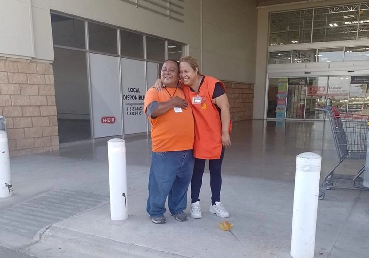 Imagen de archivo de Carlos Gurrola Arguijo frente a la tienda donde laboraba. Foto