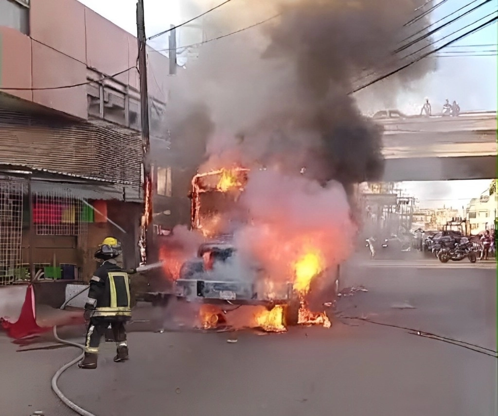 Un camión urbano de la ruta Hospitales-Vacacional fue incendiado en la avenida Constituyentes, de este puerto, frente al mercado central, el 27 de marzo de 2024. Foto ‘La Jornada’