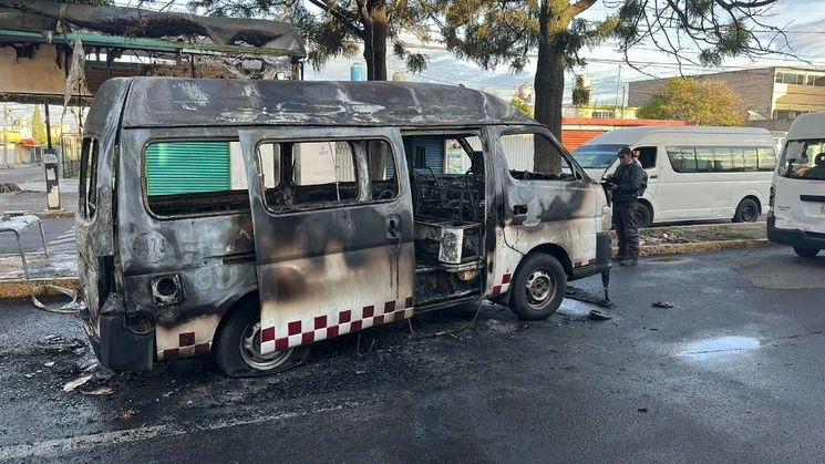 Una unidad de transporte público de pasajeros fue incendiada por sujetos armados, presuntos extorsionadores, cuando circulaba por la colonia Villa de las Flores, en Coacalco, el 1 de agosto de 2023. Foto ‘La Jornada’